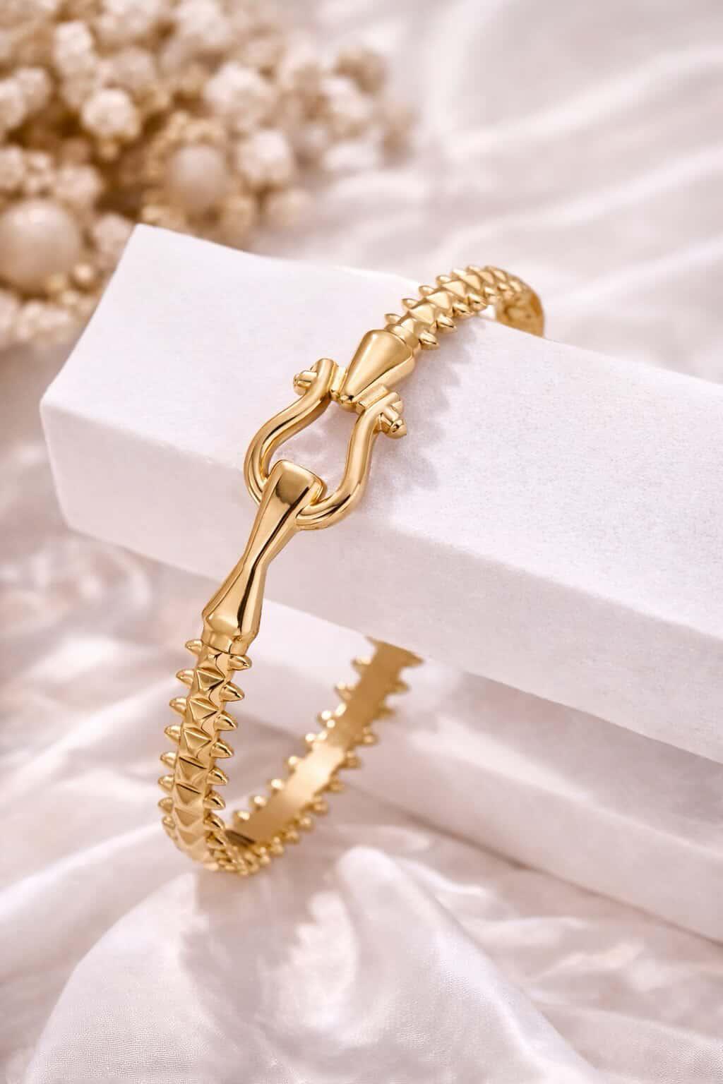 Bracelet doré moderne avec fermoir mousqueton