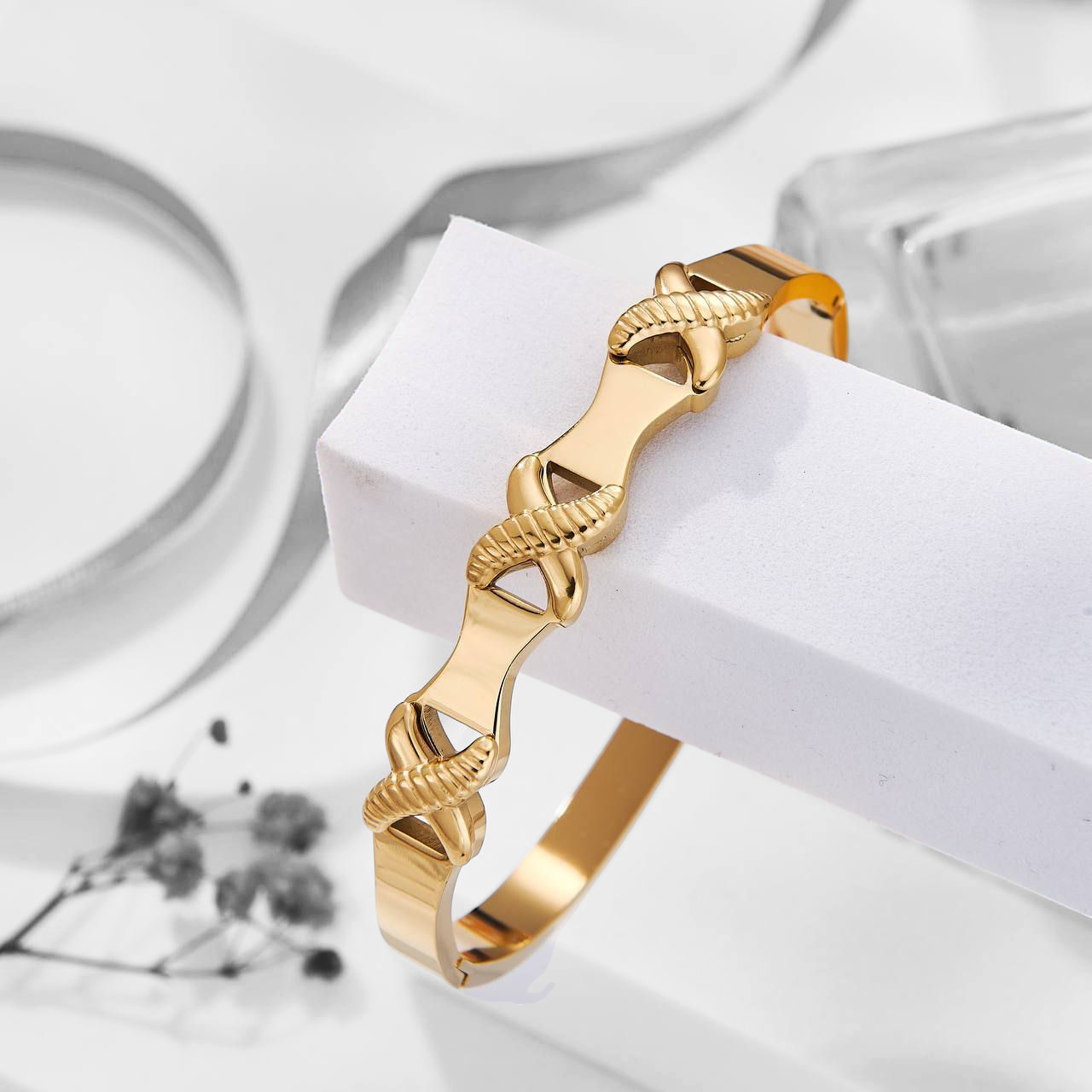 Bracelet Doré avec Motif Tressé – Élégance Unique
