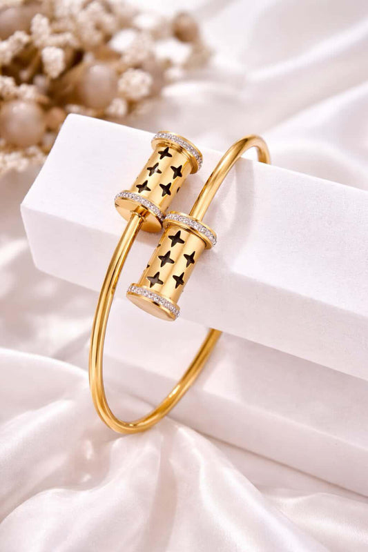 Bracelet jonc doré avec motifs étoiles et cylindres pavés