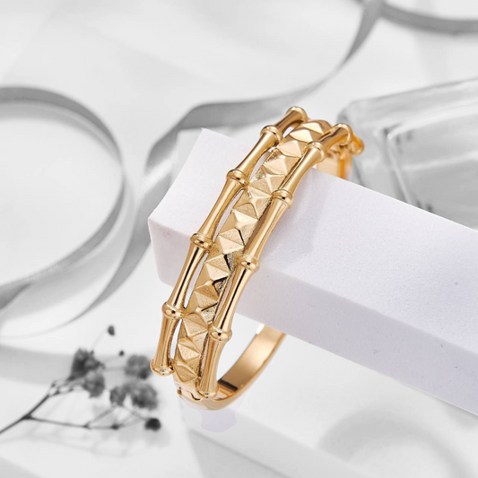 Bracelet Rigide Doré avec Détails Architecturaux